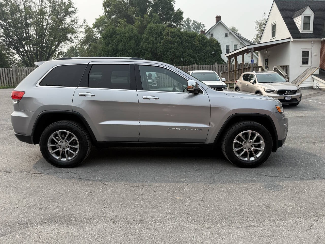 Used 2016 Jeep Grand Cherokee Limited w/ Luxury Group II AWD/4WD image 4