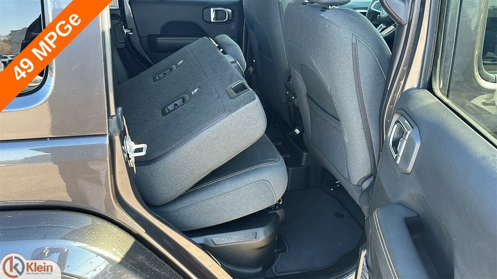 Used 2025 Jeep Wrangler Unlimited Sahara AWD/4WD image 31