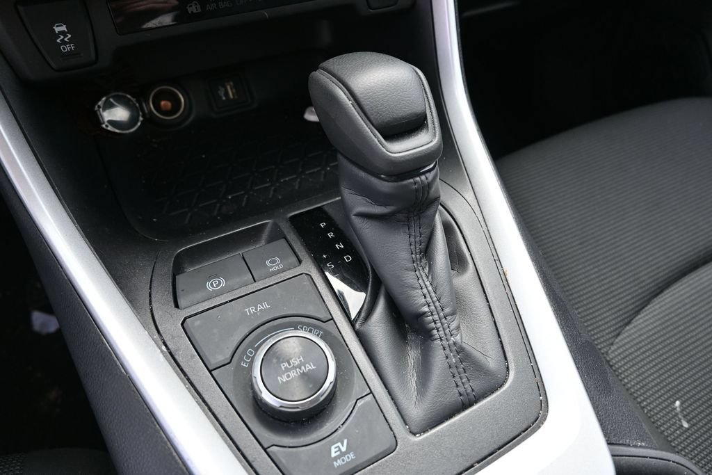 Used 2025 Toyota RAV4 LE AWD/4WD image 17