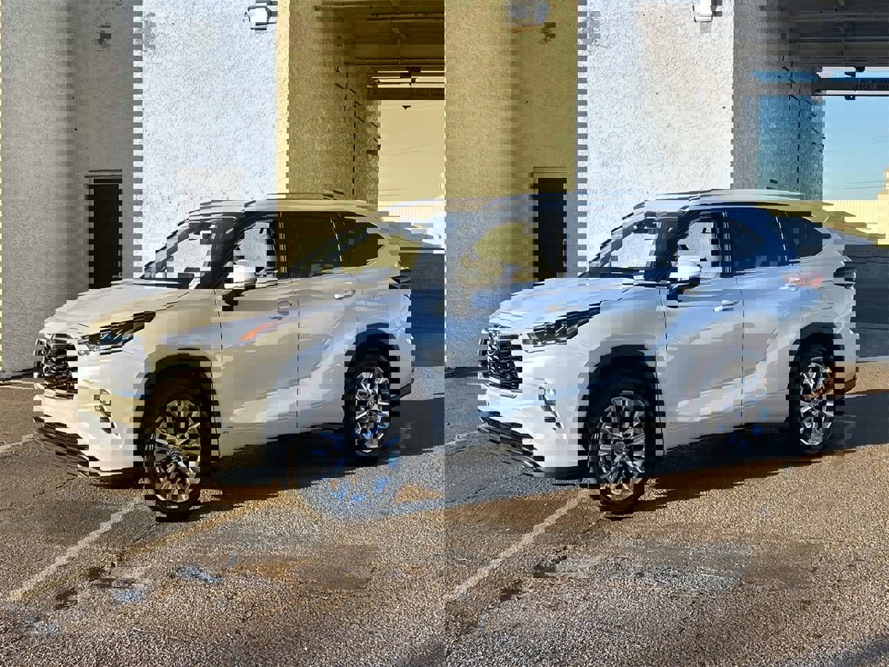 Used 2024 Toyota Highlander Limited image 3