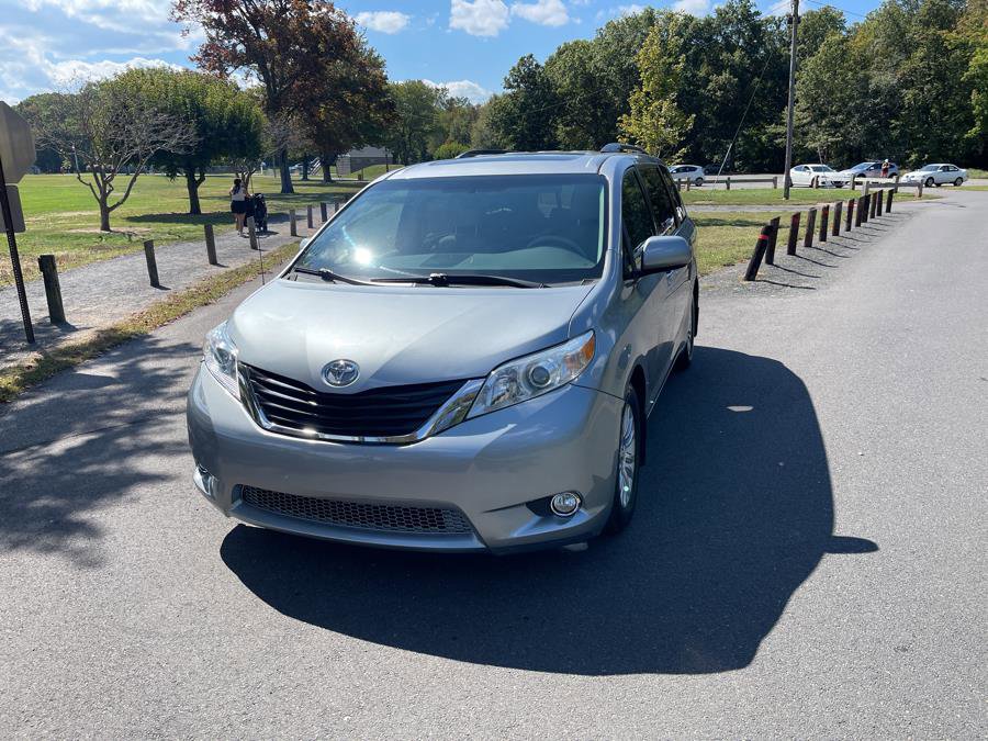 Used 2012 Toyota Sienna XLE w/ Entertainment Pkg FWD image 14