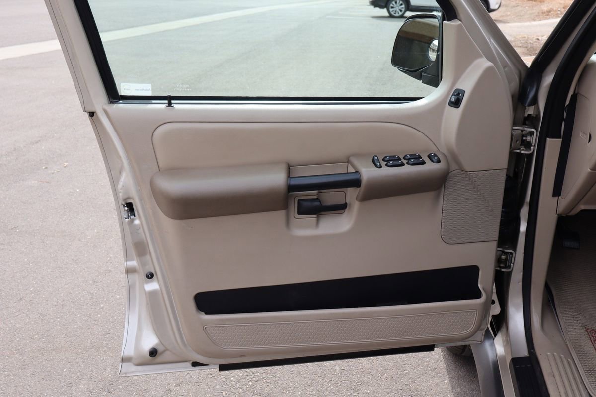 Used 2004 Ford Explorer Sport Trac XLT image 24