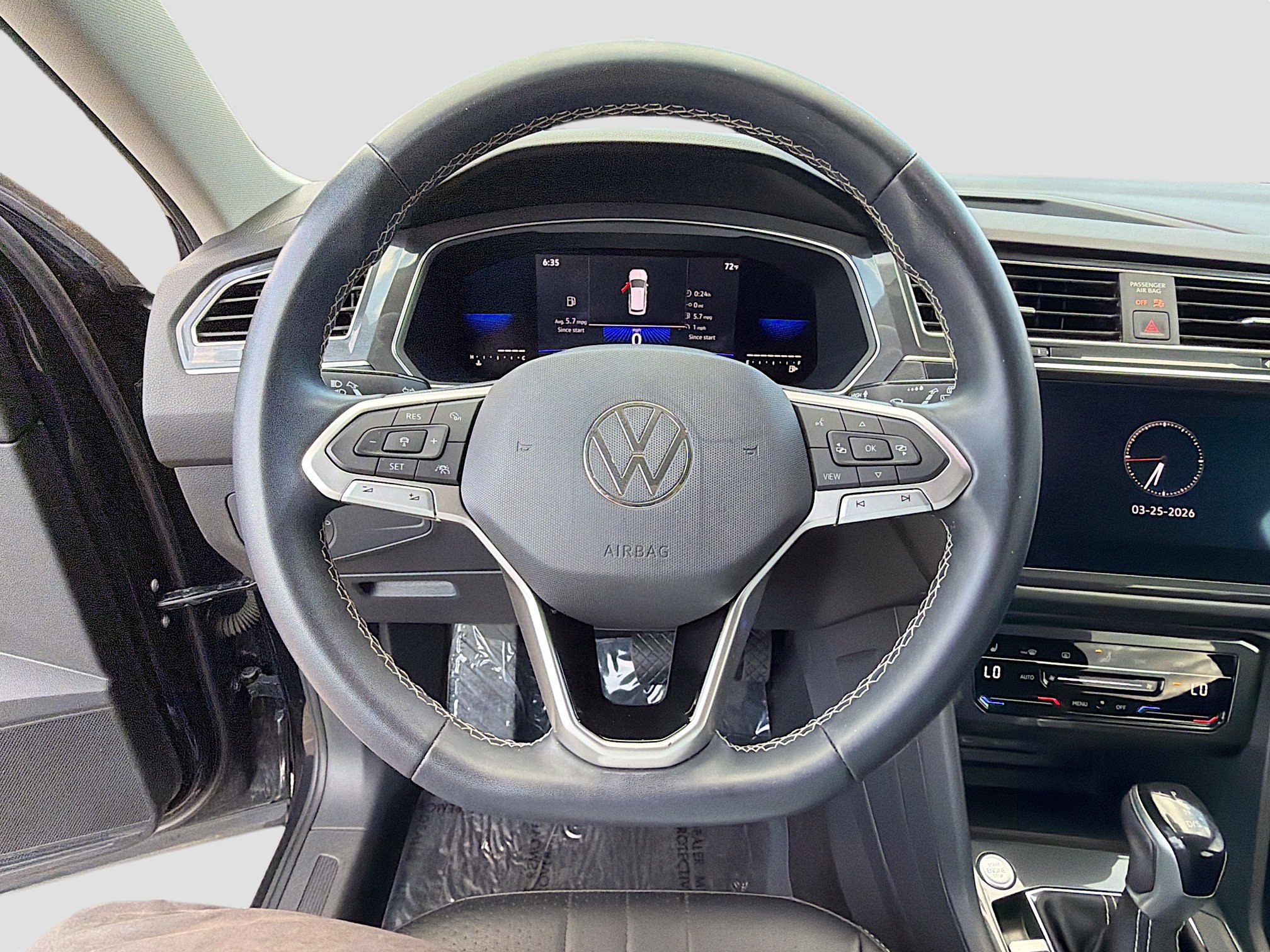 Used 2023 Volkswagen Tiguan SE image 36