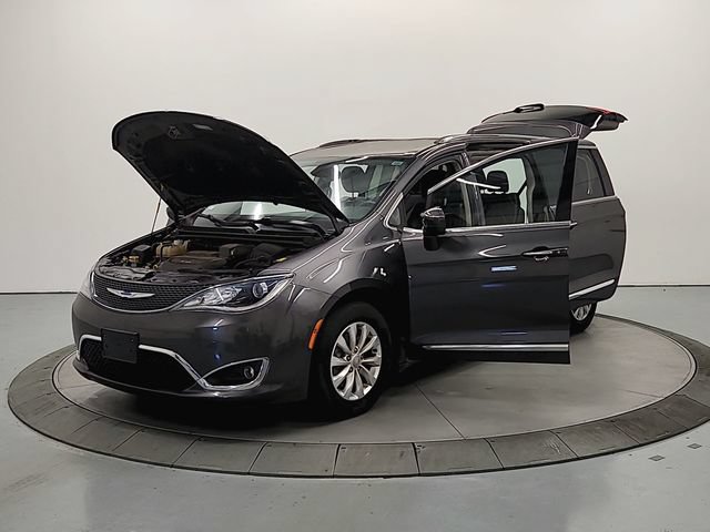 Used 2018 Chrysler Pacifica Touring-L FWD image 11