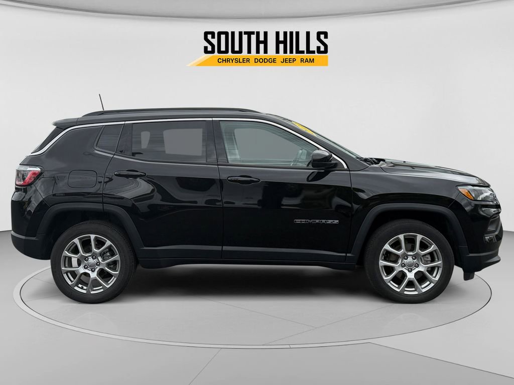 Used 2022 Jeep Compass Latitude w/ Sun and Sound Group AWD/4WD image 6