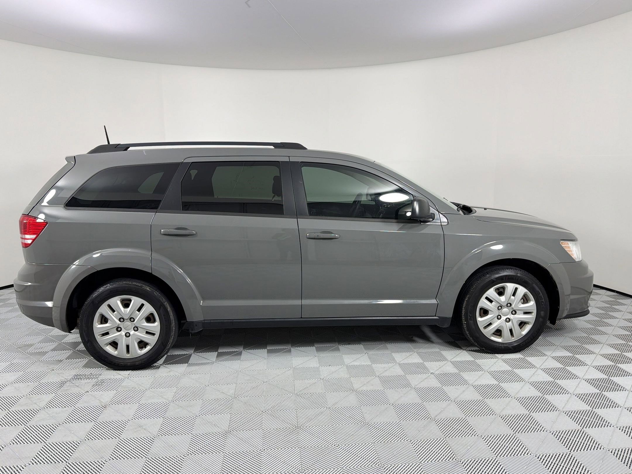 Used 2019 Dodge Journey SE FWD image 8