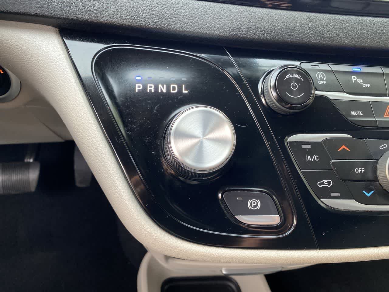 Used 2024 Chrysler Pacifica Touring-L FWD image 25