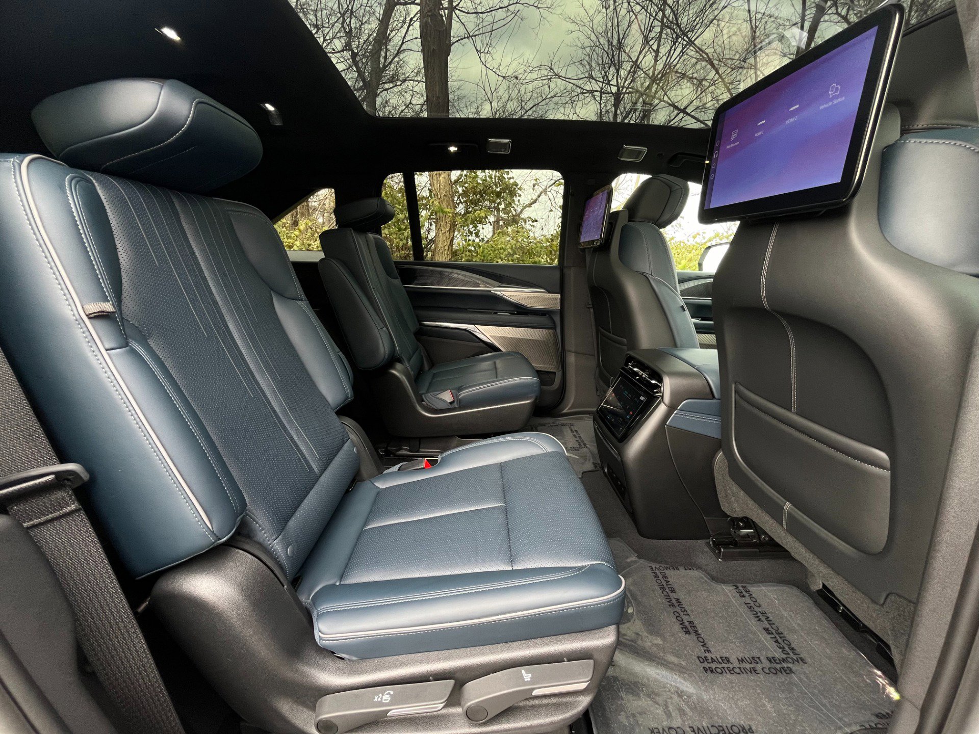 Used 2025 Cadillac Escalade IQ Luxury 2 image 44