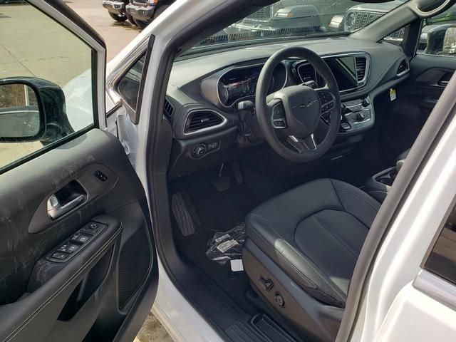 New 2026 Chrysler Pacifica Select AWD/4WD image 6