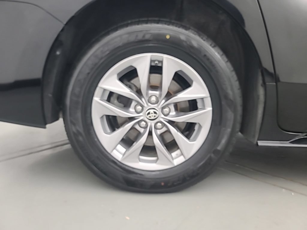 Used 2025 Toyota Sienna LE FWD image 11