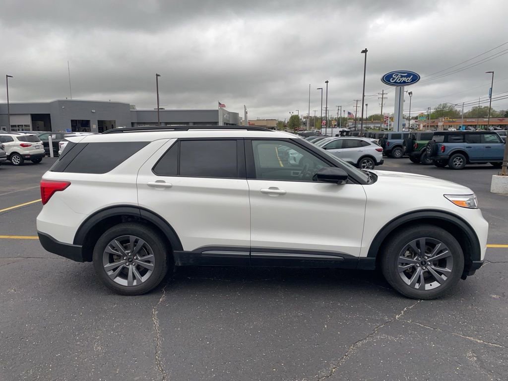 Used 2023 Ford Explorer XLT w/ Equipment Group 202A AWD/4WD image 4
