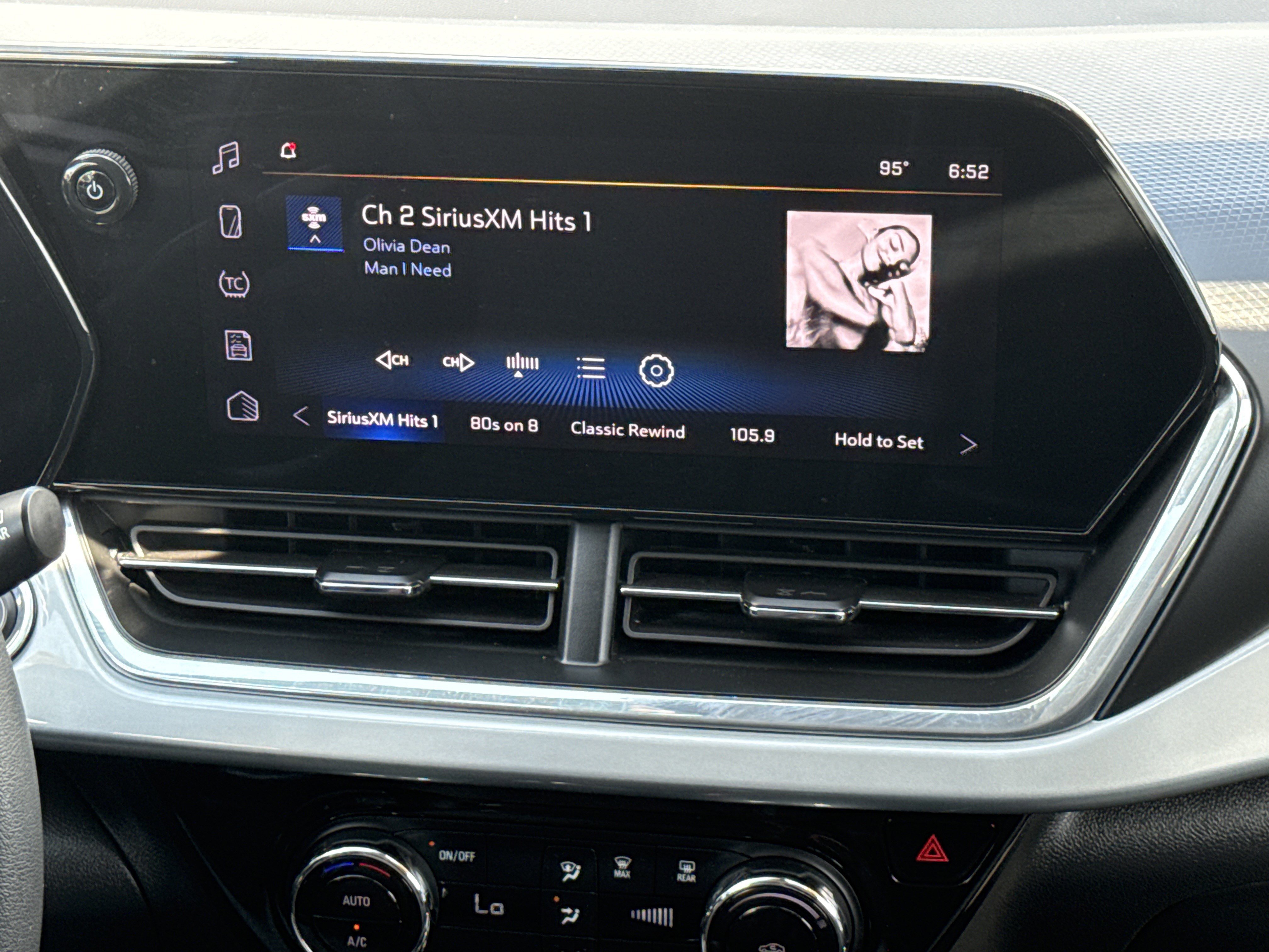 Used 2025 Chevrolet Trax LT FWD image 23