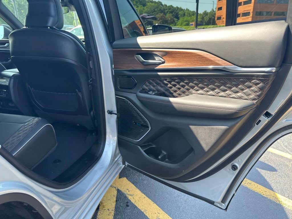 Used 2023 Jeep Grand Cherokee Summit image 13