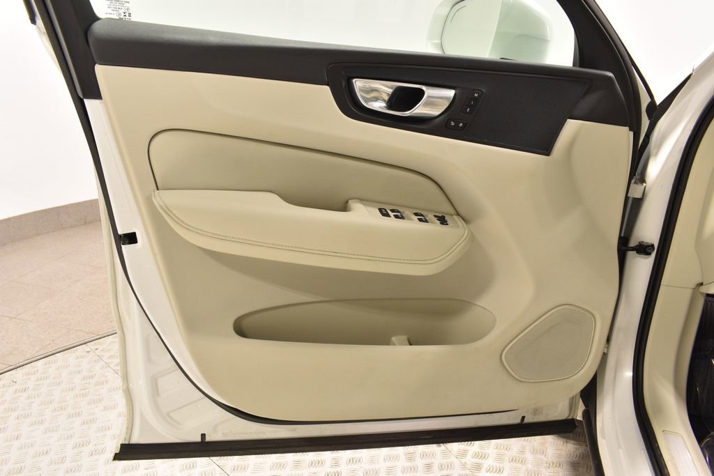 Used 2023 Volvo XC60 B5 Plus image 13