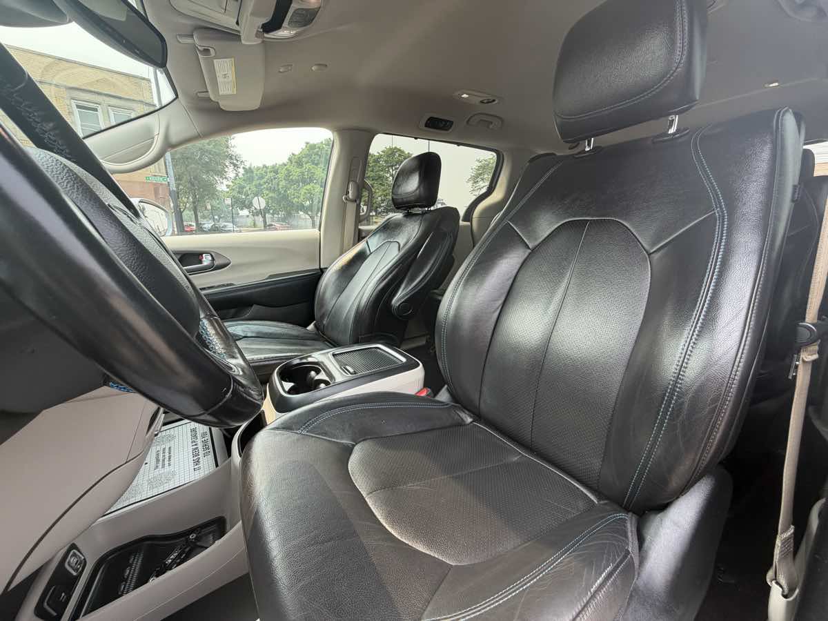 Used 2021 Chrysler Pacifica Touring-L FWD image 13