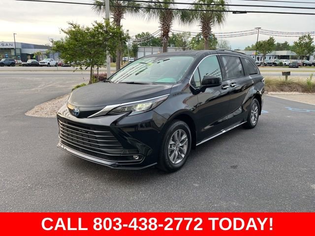 Used 2025 Toyota Sienna XLE image 35