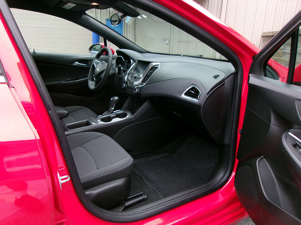 Used 2018 Chevrolet Cruze LT w/ Convenience Package image 9