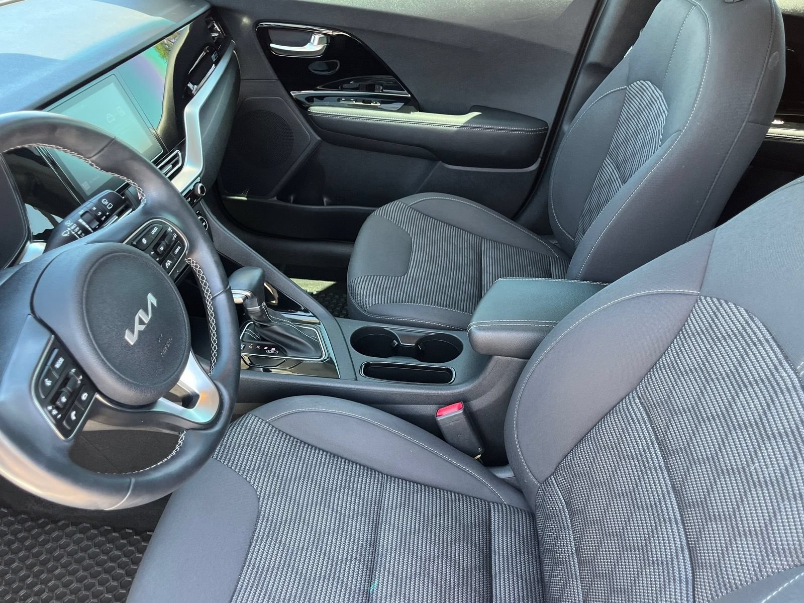 Used 2022 Kia Niro LXS w/ Digital Cluster Package FWD image 17