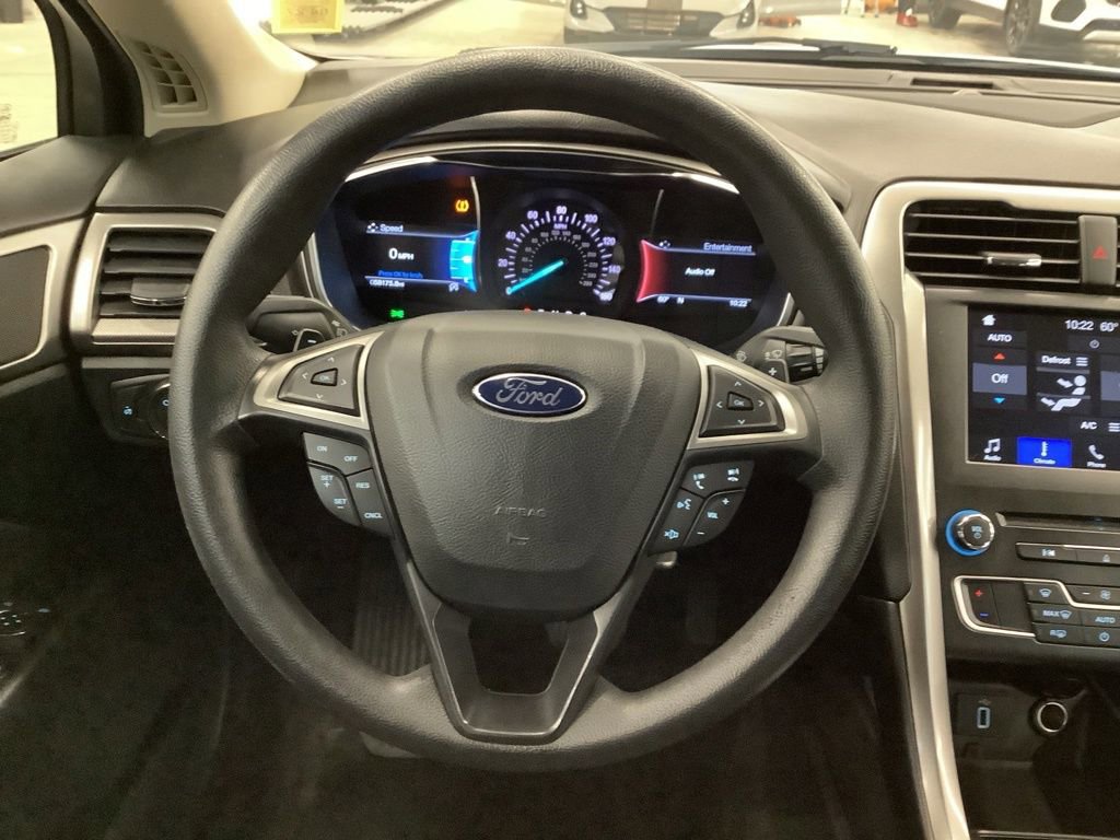 Used 2017 Ford Fusion SE w/ Fusion SE Technology Package FWD image 7