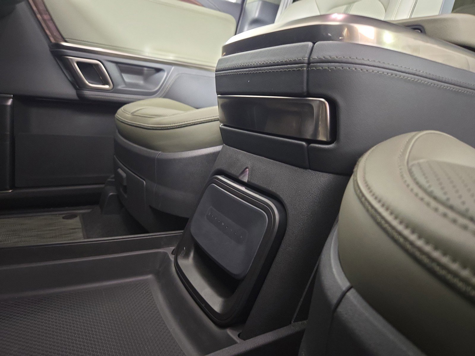 Used 2024 Rivian R1S Adventure AWD/4WD image 33