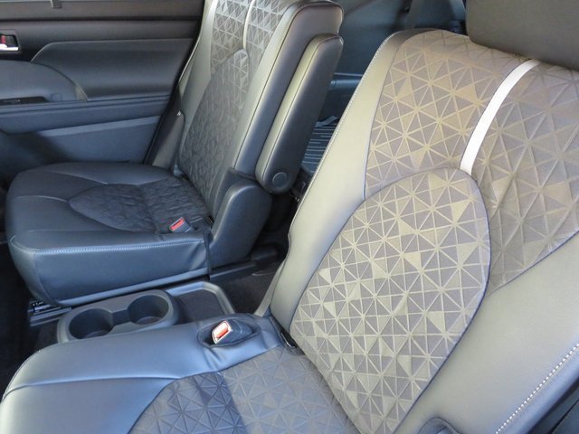 New 2025 Toyota Highlander XLE image 19