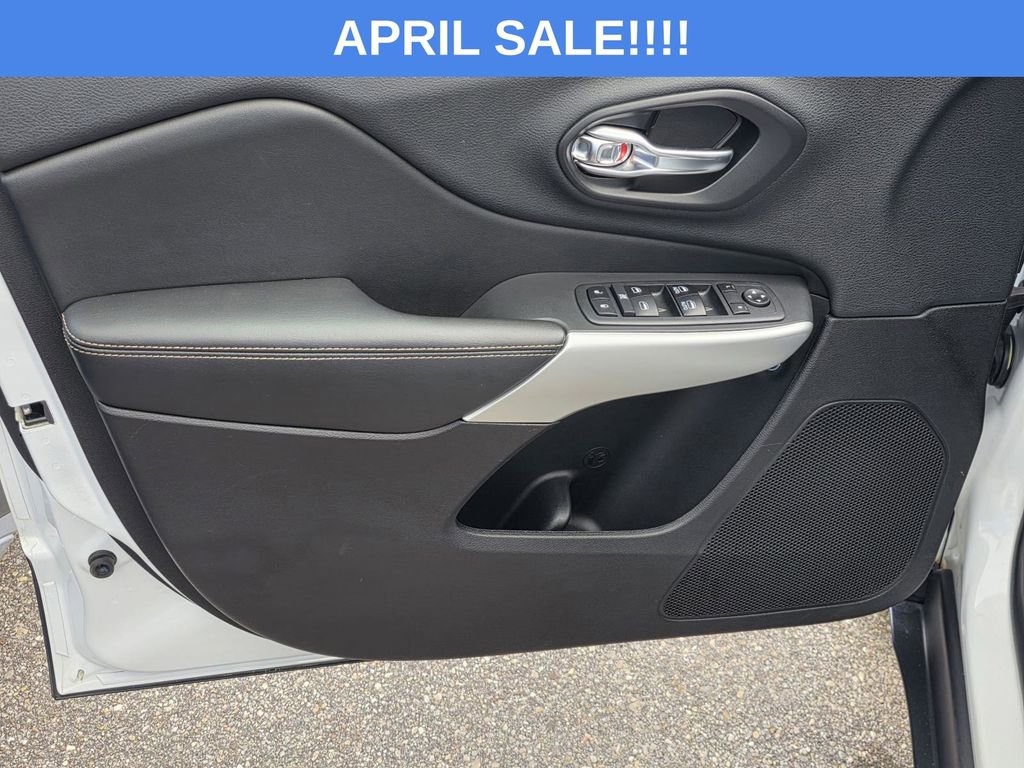 Used 2018 Jeep Cherokee Latitude Plus w/ Comfort/Convenience Group image 32