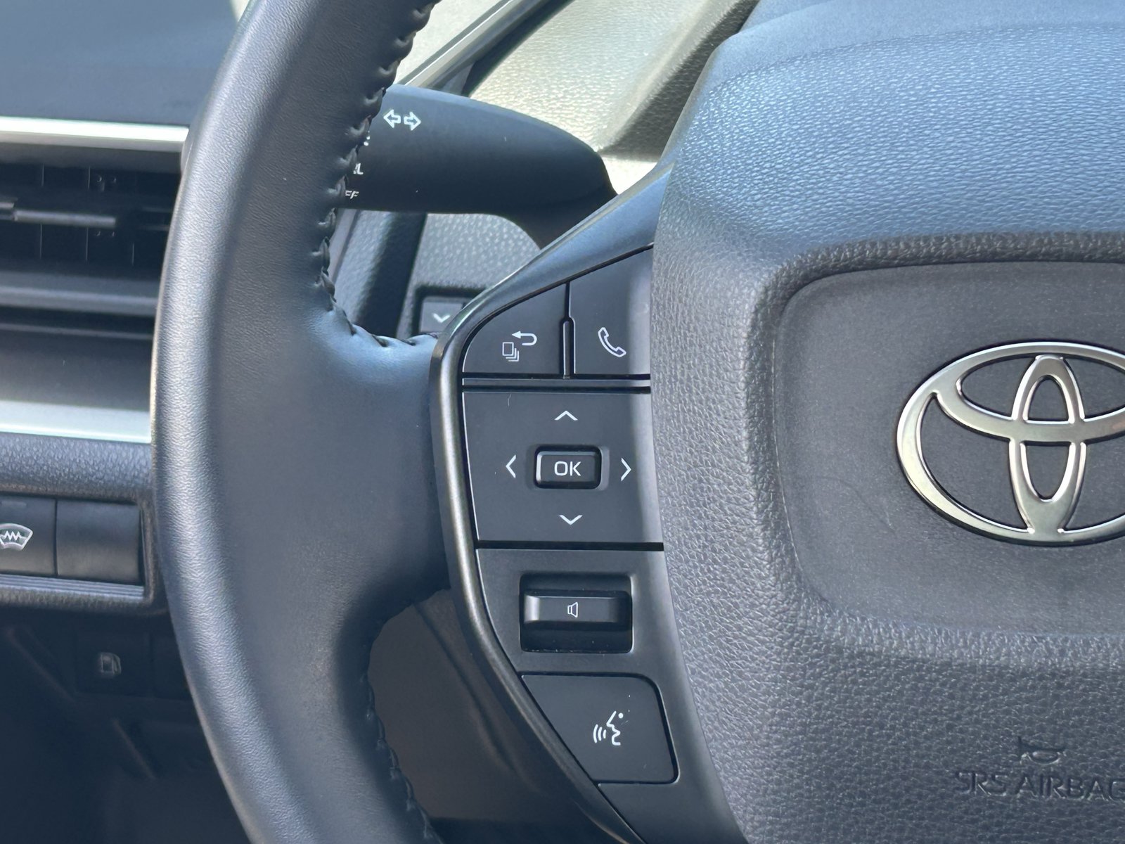 Used 2025 Toyota Prius LE FWD image 24