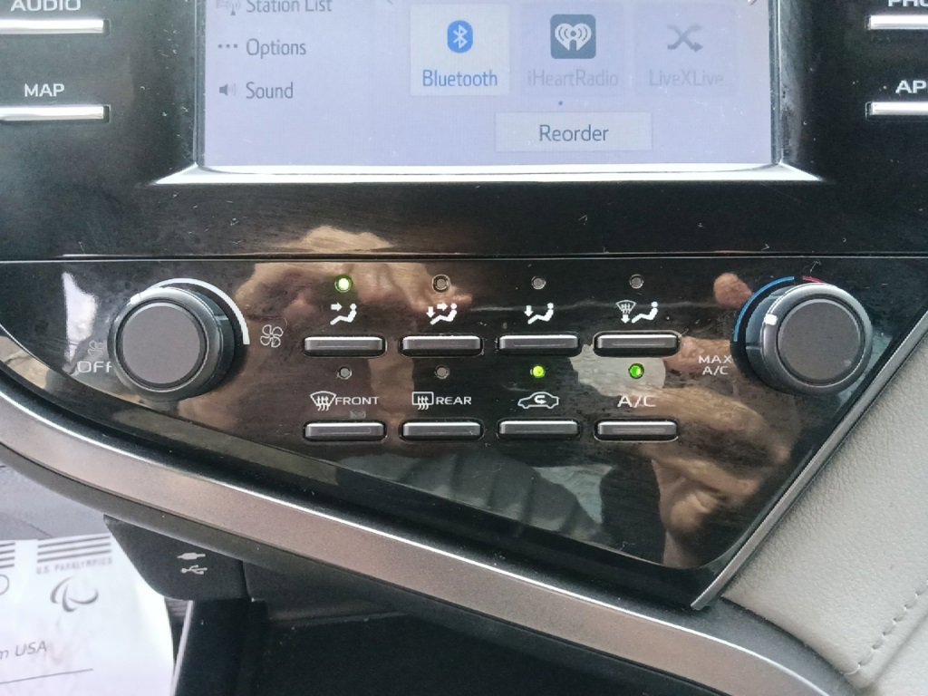 Used 2019 Toyota Camry LE w/ Phone Cable & Charge Package image 23