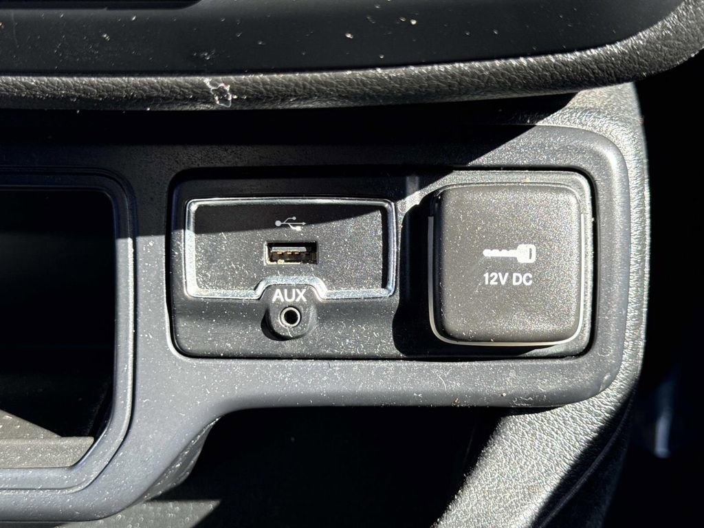 Used 2018 Jeep Renegade Latitude w/ Popular Equipment Group image 27