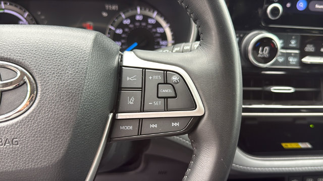 Used 2023 Toyota Highlander XLE FWD image 22