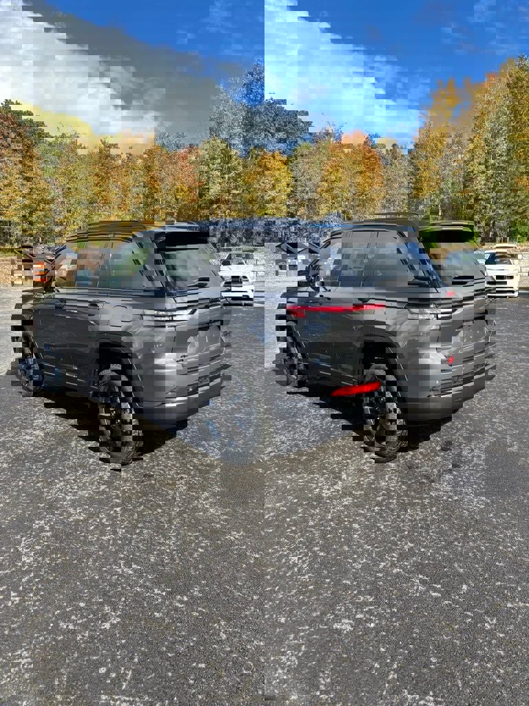 New 2025 Jeep Grand Cherokee Limited w/ Black Appearance Package image 7