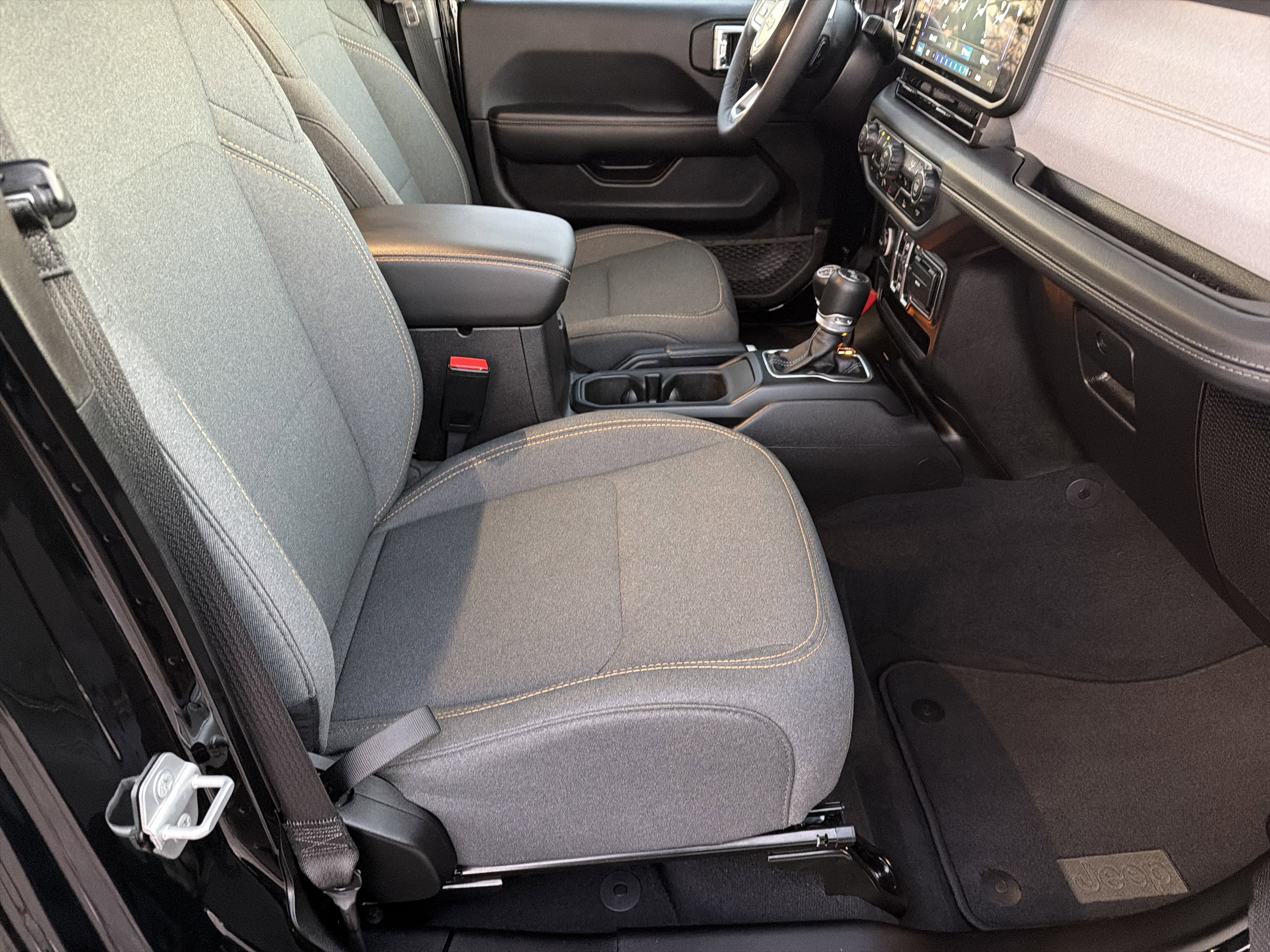 Used 2025 Jeep Wrangler Sahara image 14