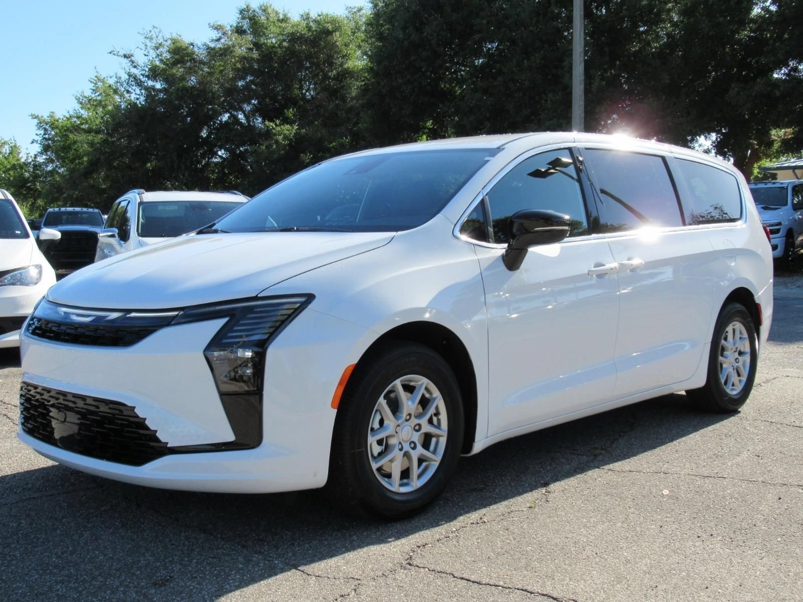 New 2027 Chrysler Pacifica Select FWD image 3