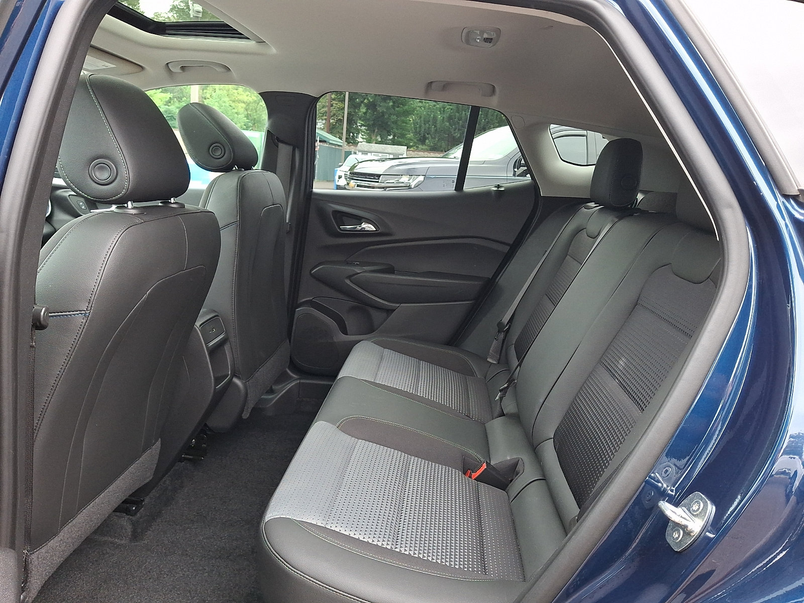 Used 2024 Chevrolet Trax LT w/ Sunroof Package FWD image 11
