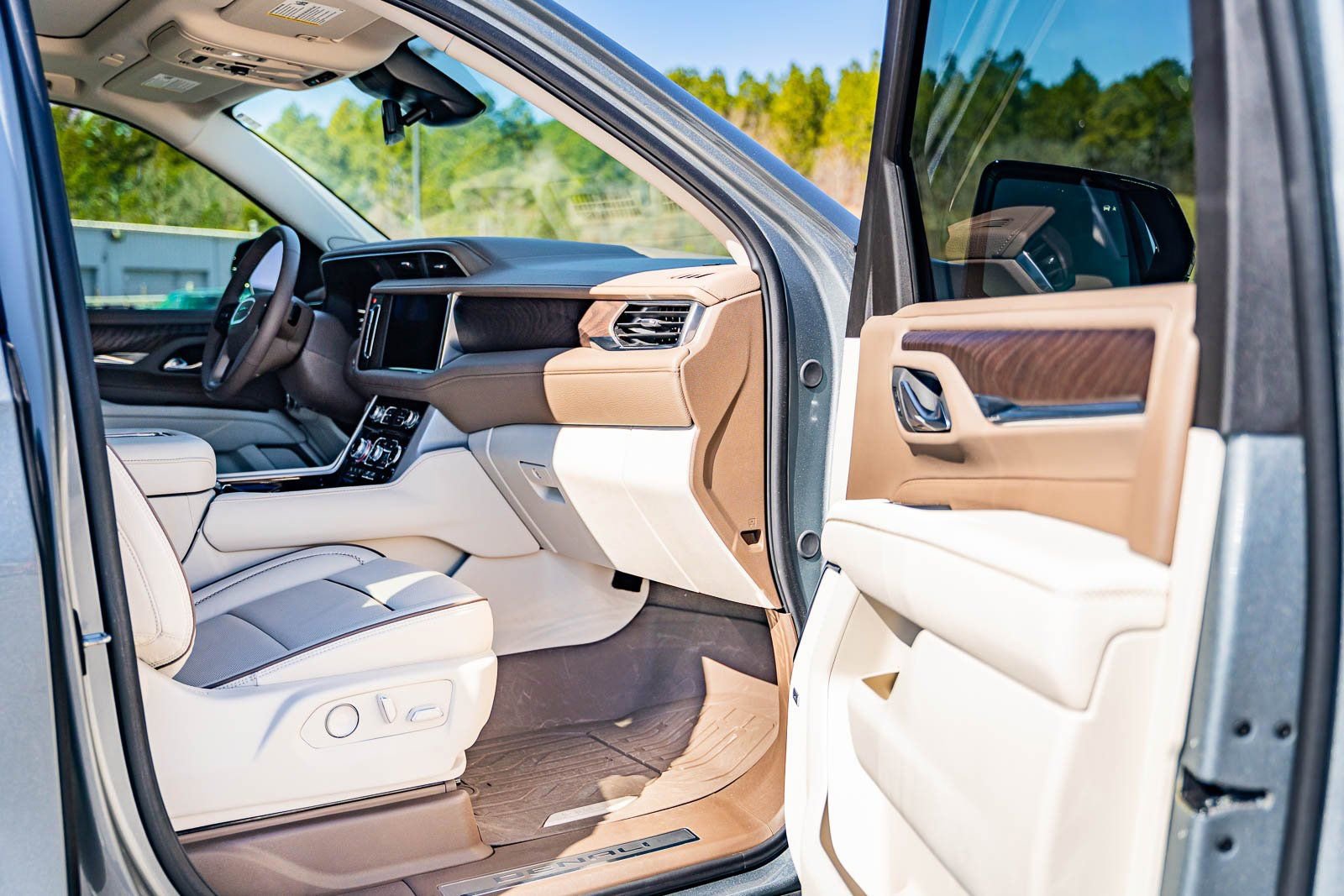 Used 2024 GMC Yukon XL Denali w/ Max Trailering Package image 12