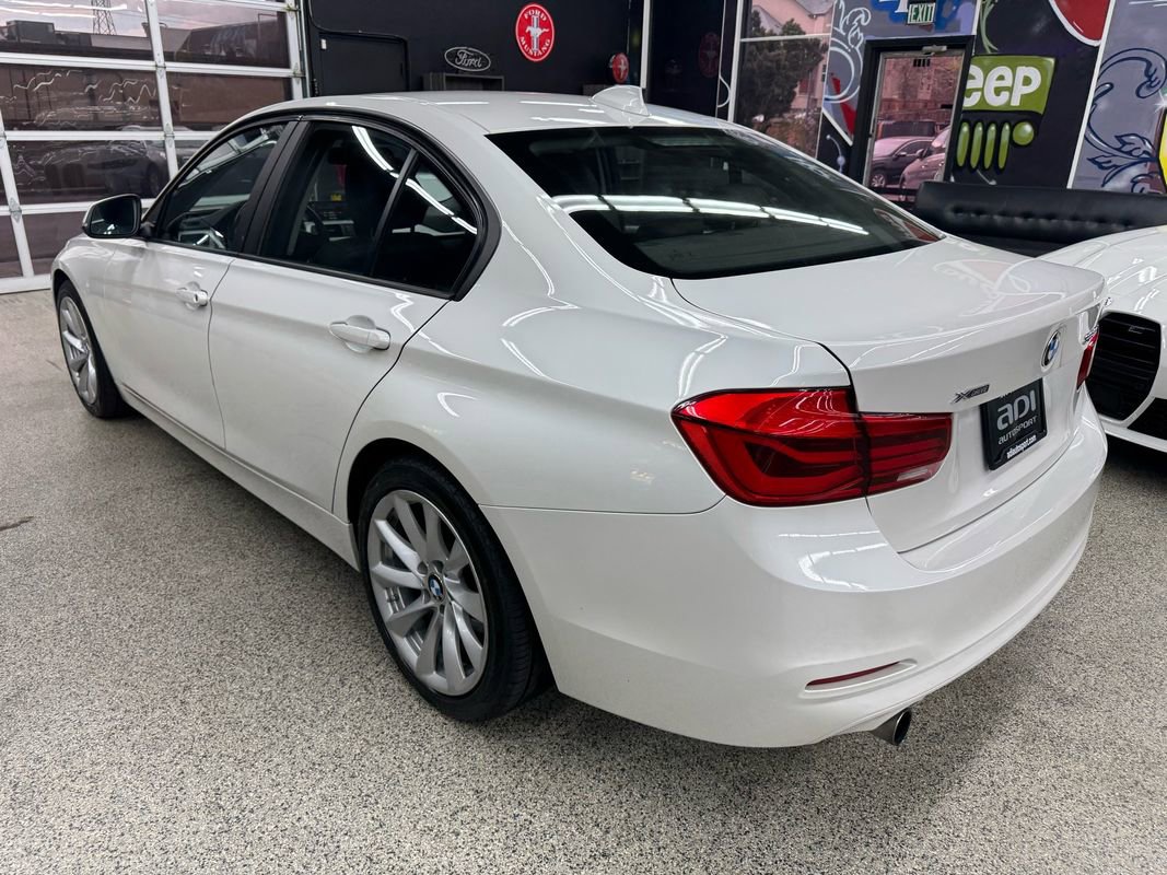 Used 2018 BMW 320i xDrive Sedan w/ Convenience Package image 3