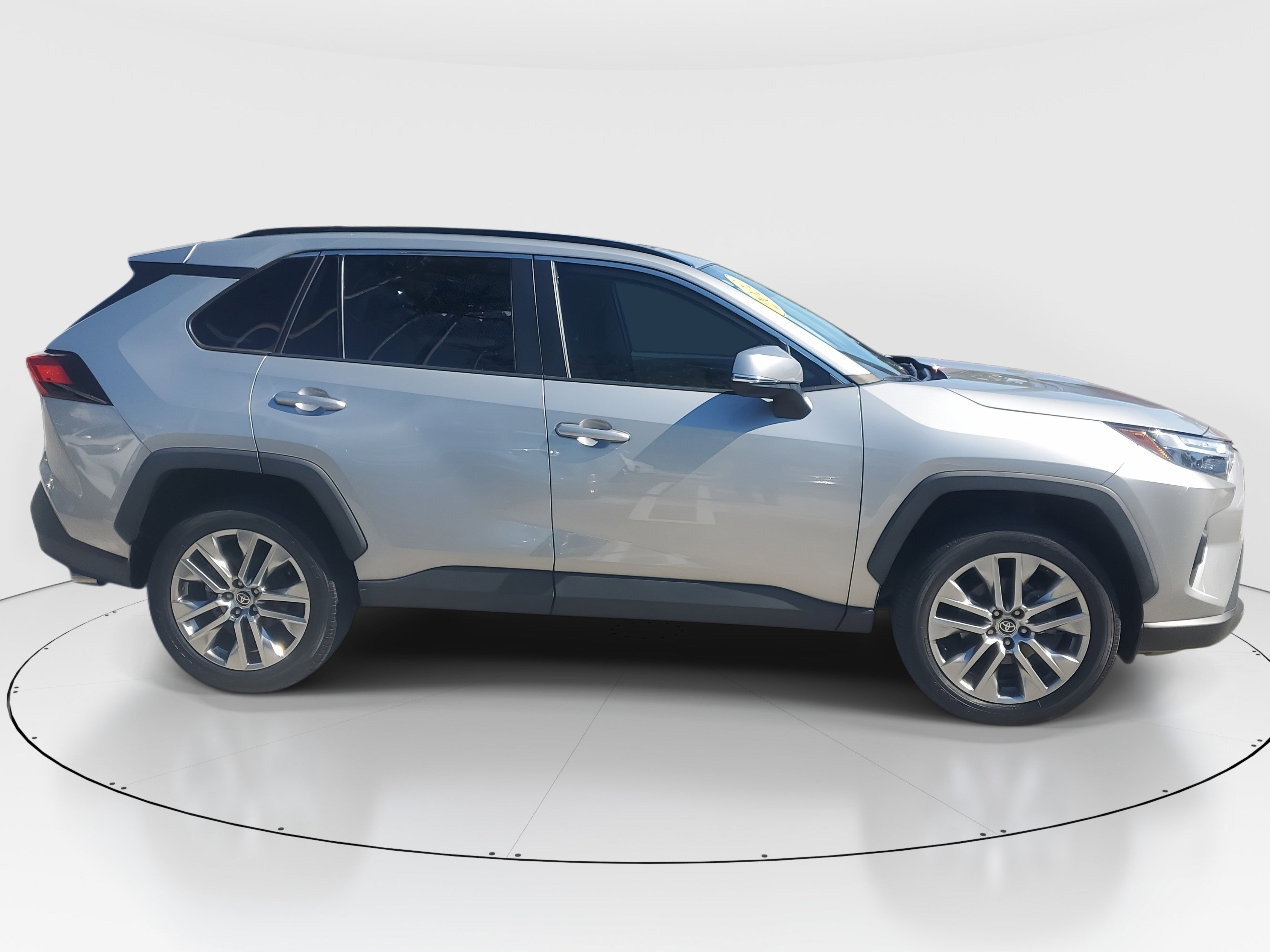 Used 2022 Toyota RAV4 XLE Premium image 2