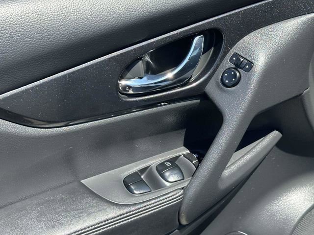 Used 2018 Nissan Rogue SV FWD image 15