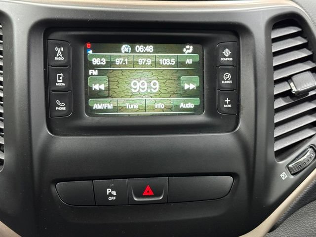 Used 2018 Jeep Cherokee Latitude w/ Safety Group AWD/4WD image 16
