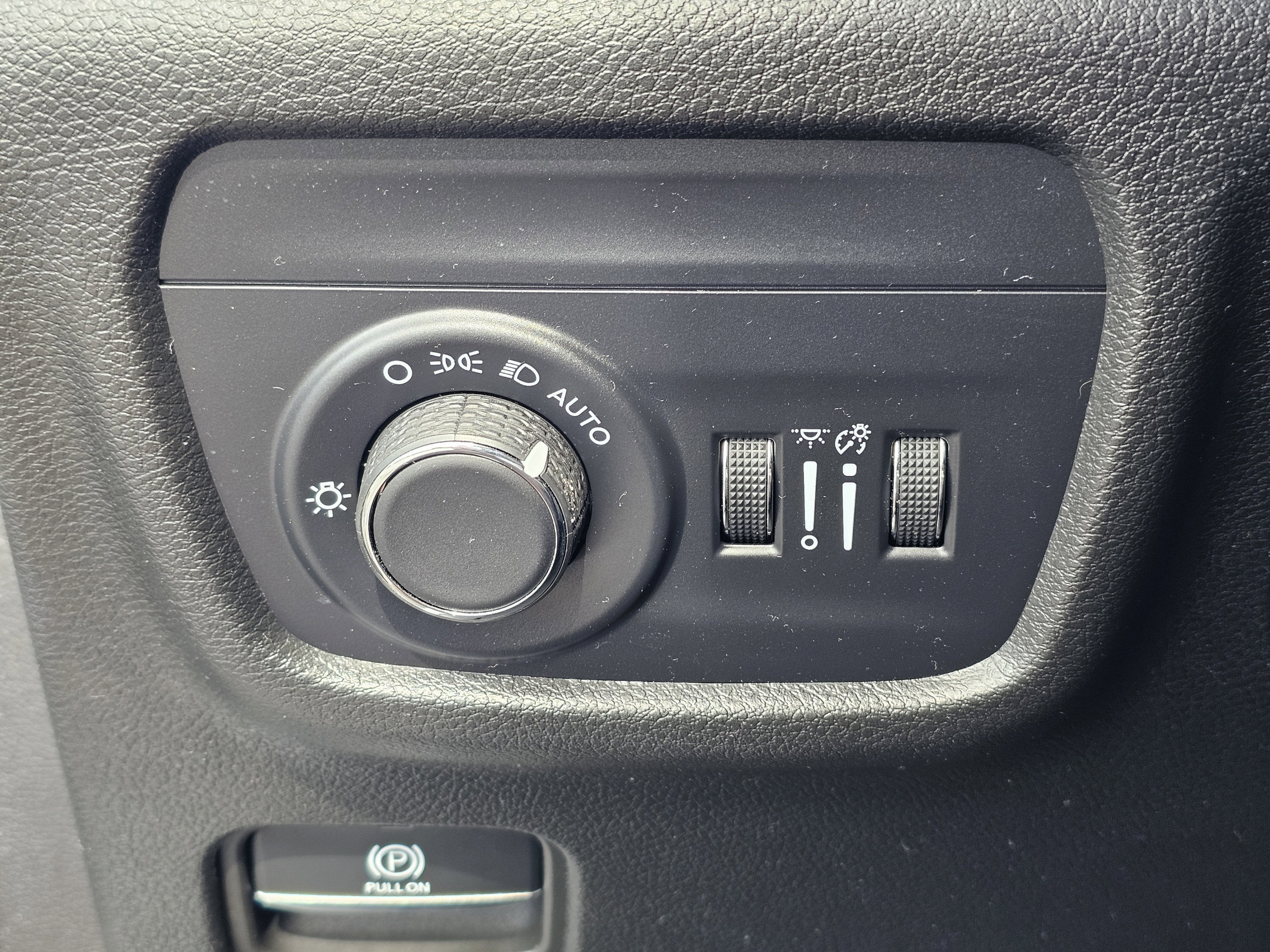 Used 2025 Jeep Grand Cherokee Altitude AWD/4WD image 18