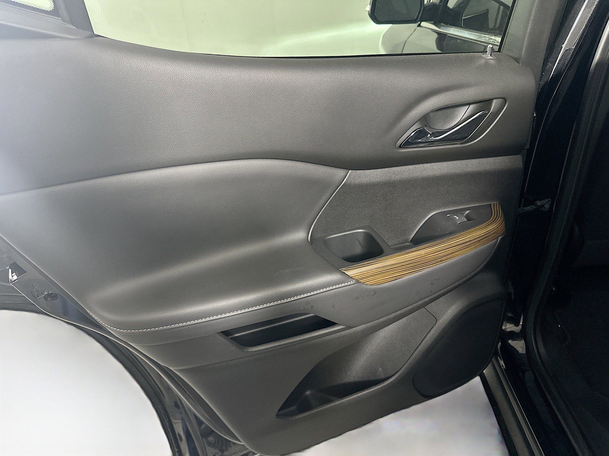 Used 2023 GMC Acadia SLE w/ Driver Convenience Package image 25