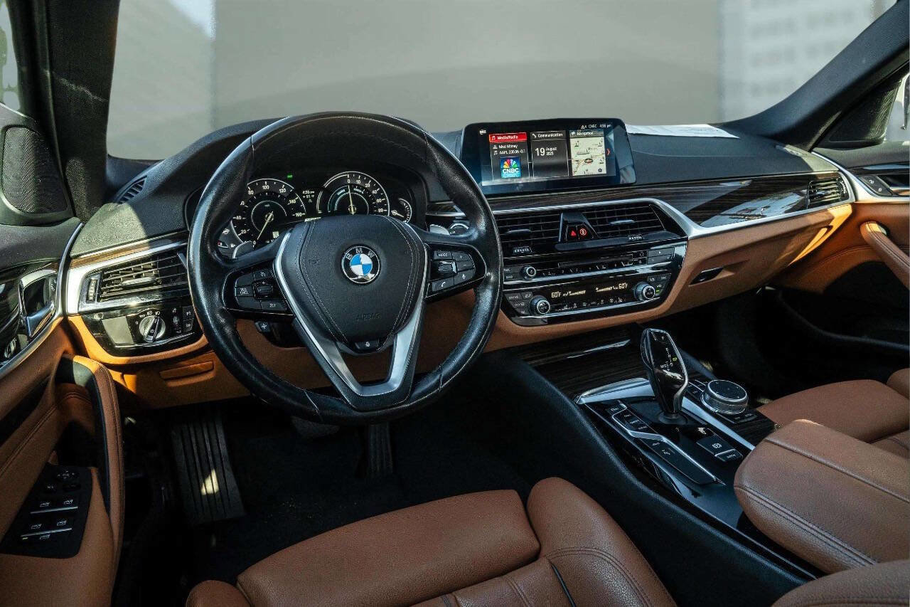 Used 2019 BMW 530e xDrive w/ Convenience Package image 4