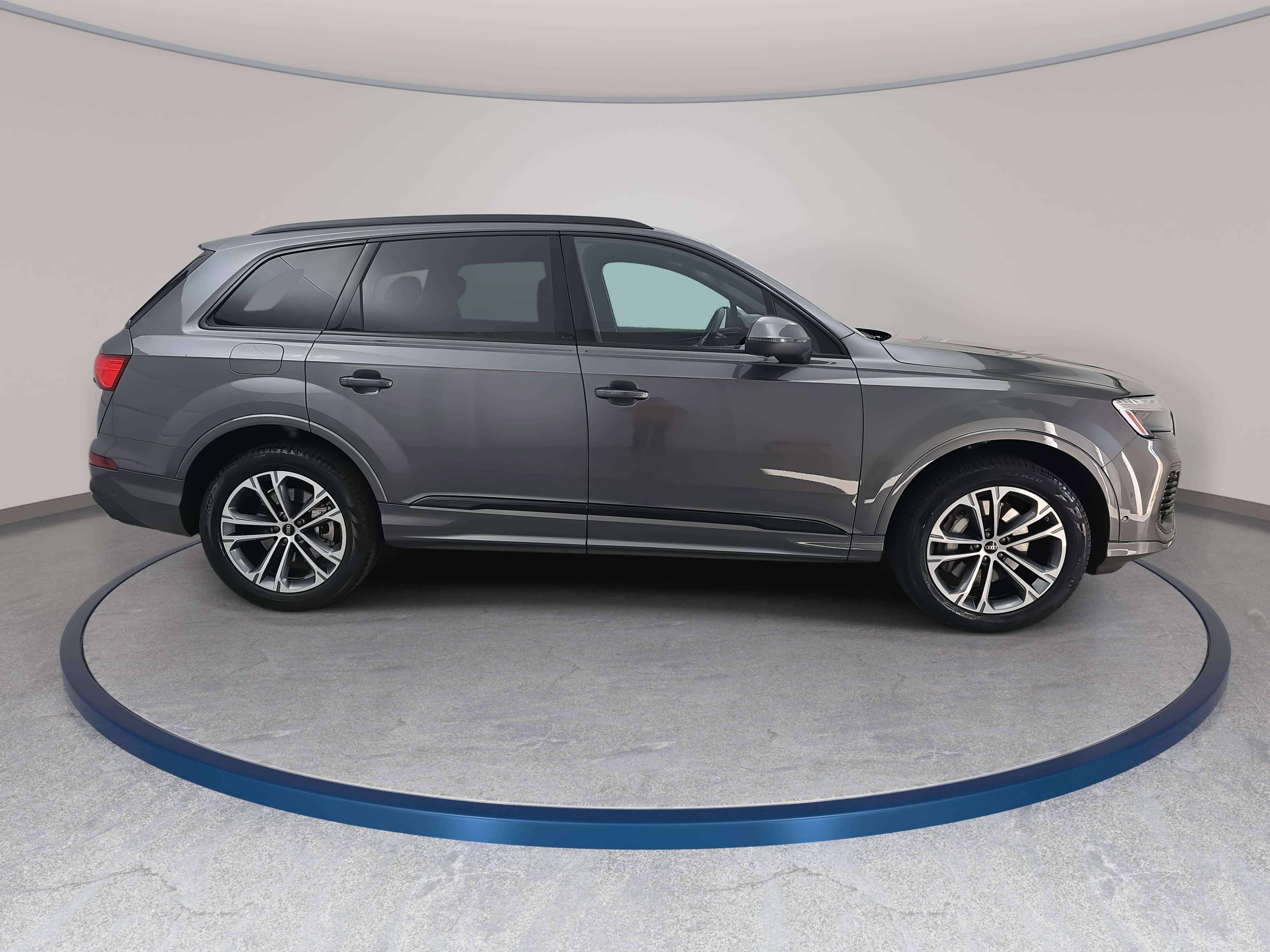 Used 2025 Audi Q7 2.0T Premium w/ Convenience Plus Package image 4