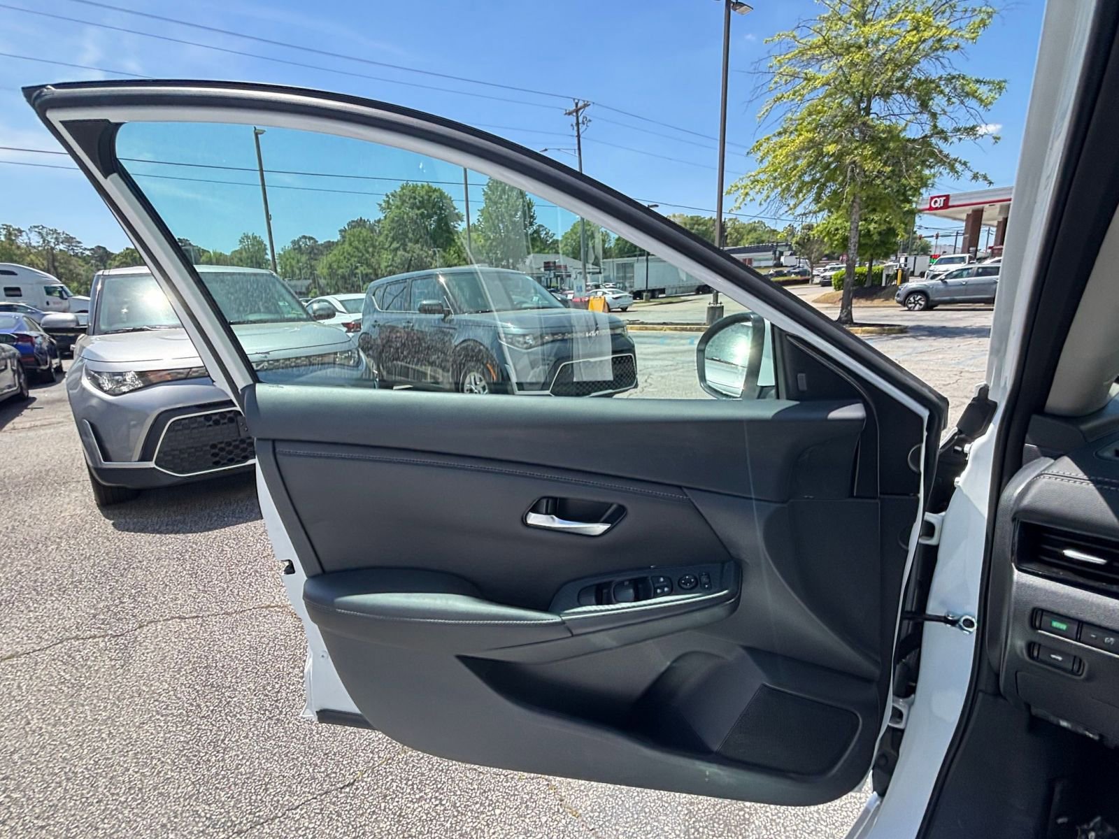 Used 2025 Nissan Sentra SV FWD image 18