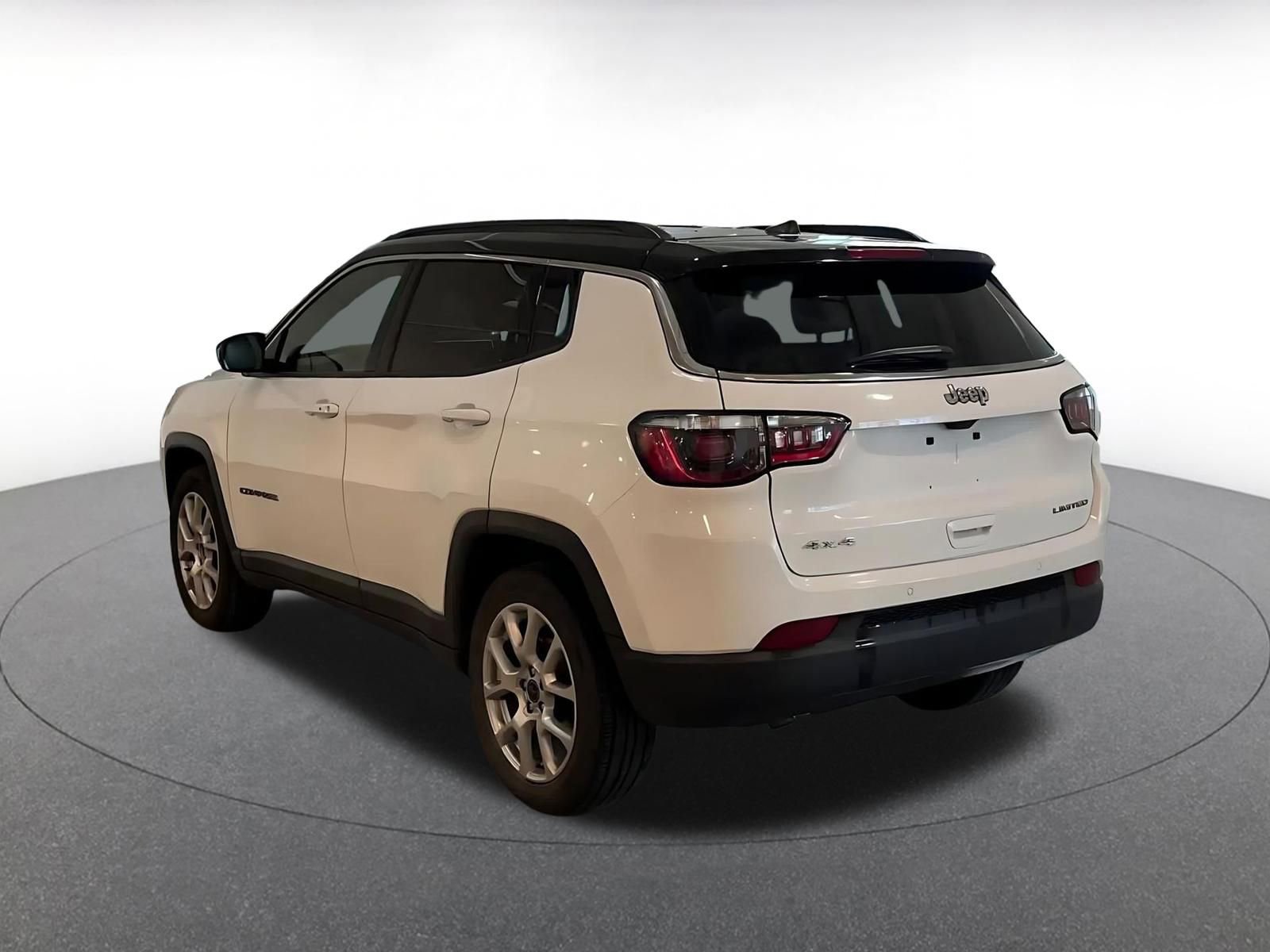 Used 2025 Jeep Compass Limited image 11