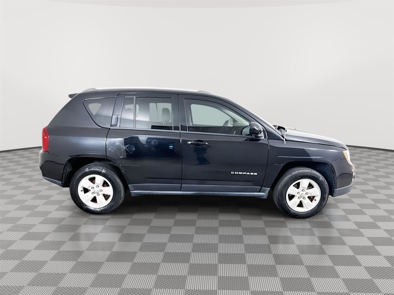 Used 2017 Jeep Compass Latitude FWD image 11