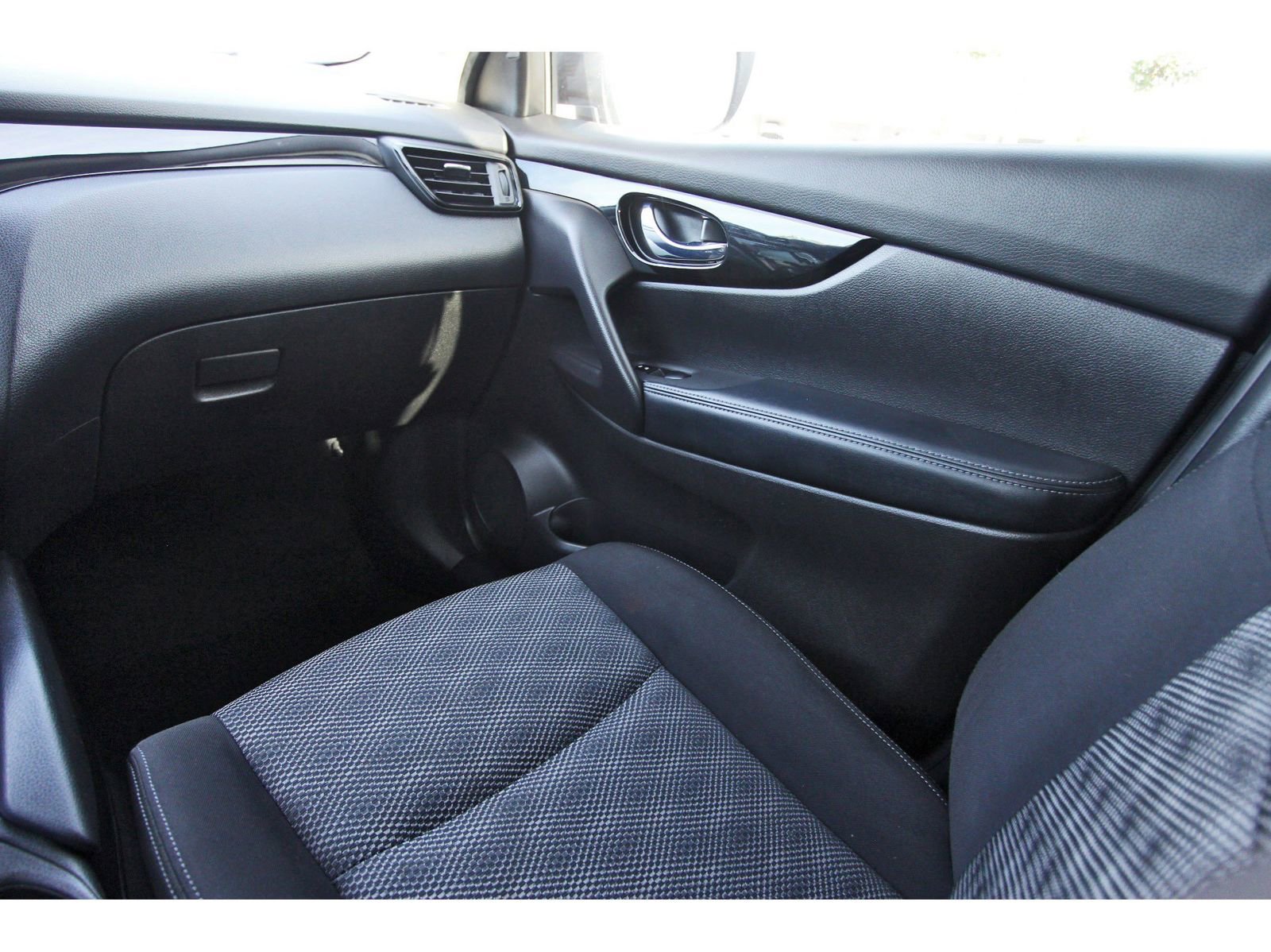Used 2019 Nissan Rogue Sport SV w/ Technology Package FWD image 12