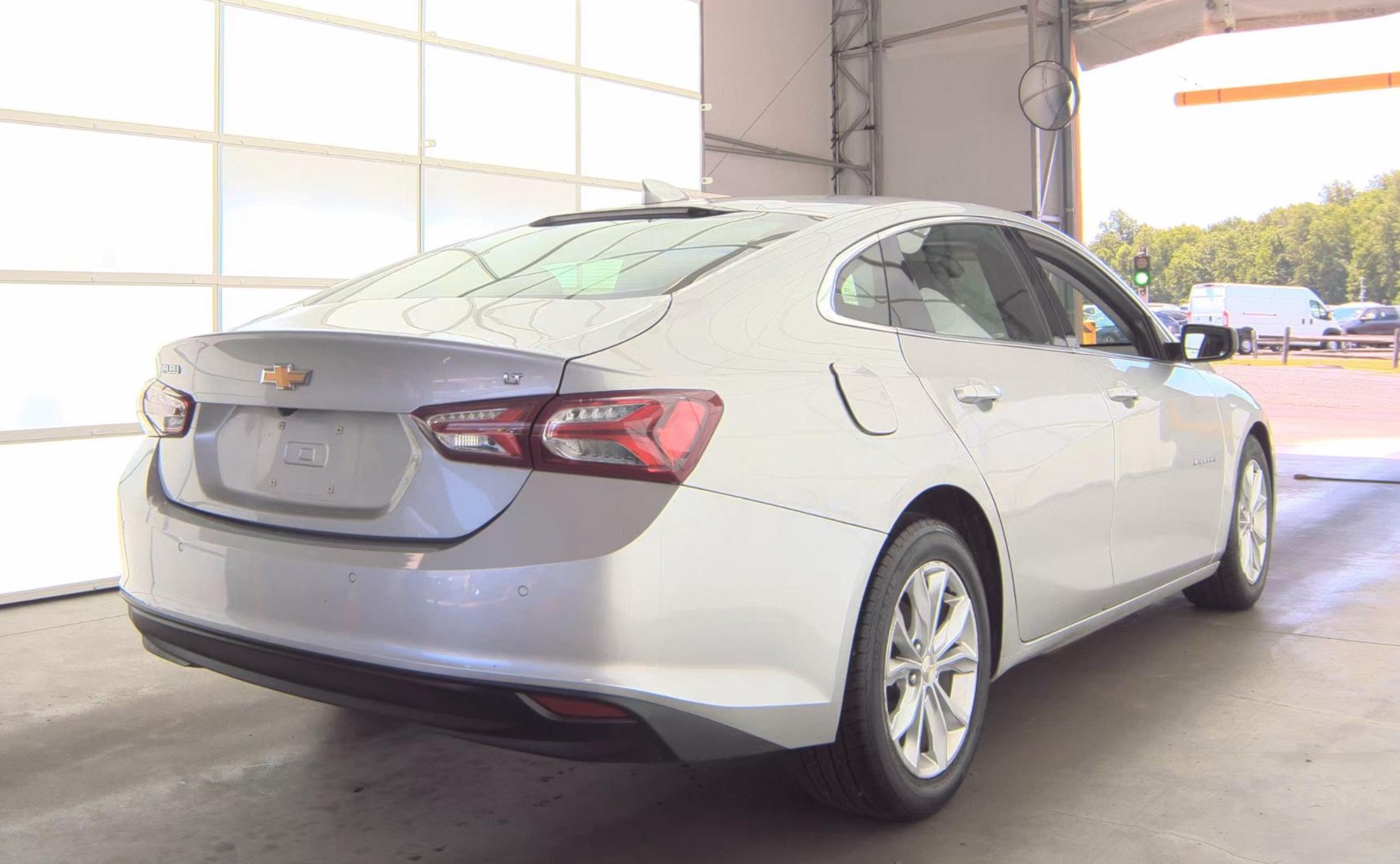 Used 2019 Chevrolet Malibu LT w/ Driver Confidence Package II FWD image 3