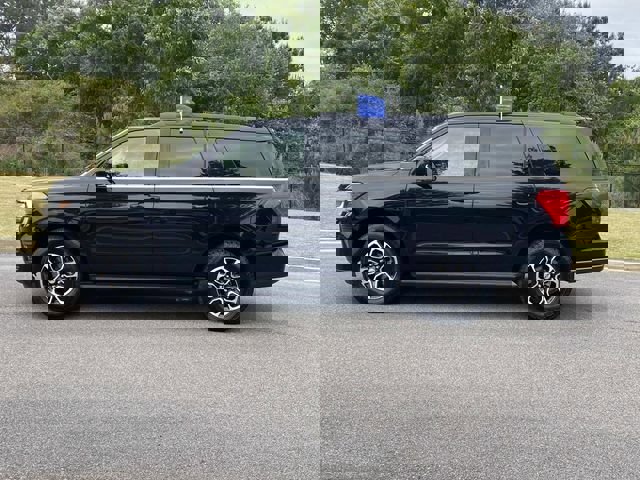 Used 2024 Ford Expedition XLT AWD/4WD image 10