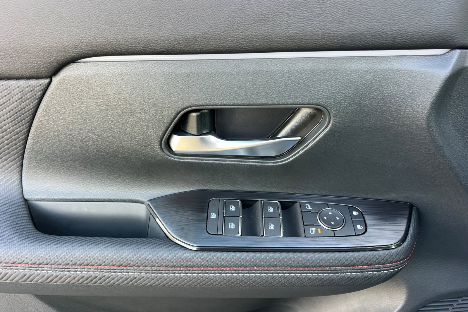 New 2026 Nissan Kicks SR w/ Cold Weather Package image 12